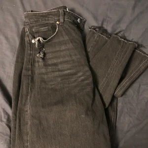 Svarta/gråa slitna jeans strl 38 - Sjukt snygg jeans från HM. Kommer inte till användning därför jag valt att sälja dem. 