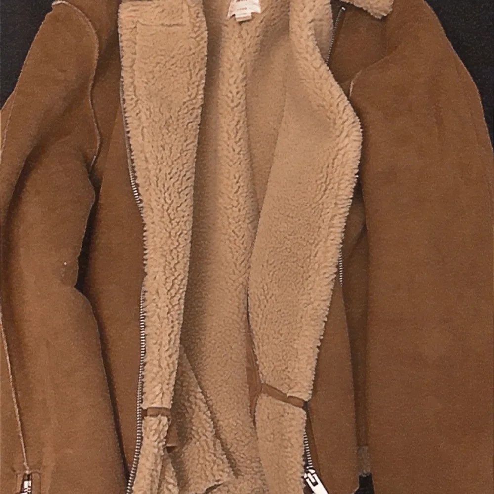 Helt oanvänd H&M jacka, i en fin brun färg. Ganska varm och i en kortare modell. Jackor.