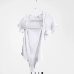 Body - Body från asos i strl 32 men är en 34 så jag är 34-36. Aldrig använd därför jag säljer, super snygg urringning✨✨