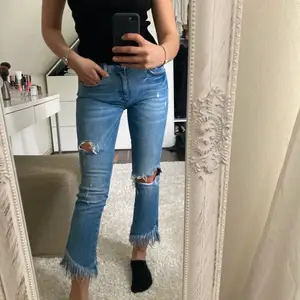 Ett par skit snygga zara jeans, köpta för 2 år sen. Super snygga nu till sommaren med ett par sneakers och en topp. 💜 säljs till högsta bud + frakt 