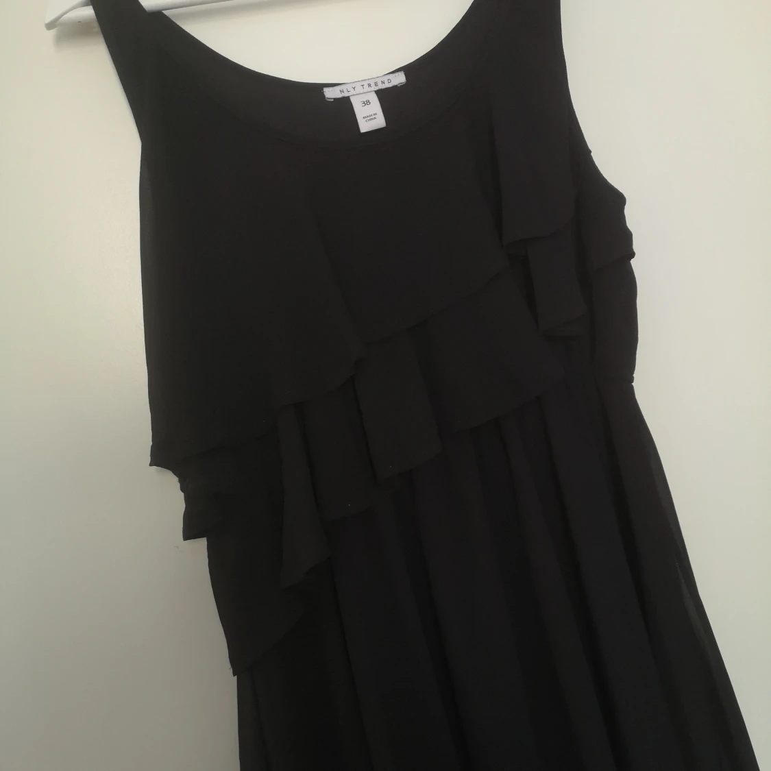 Klänning med volang  - 90