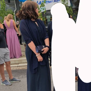 Balklänning från VILA storlek M - Säljer min balklänning jag hade när jag gick ut årskurs 9 i juni 2019! Endast använd vid det tillfället, funkar självklart vid andra tillfällen:) Storlek 40(Medium) färgen är marinblå och klänningen kommer från vila:) klänningen köptes för 550kr Paketpris med sjal och väska om du vill annars 50kr mindre!!! (100kr för endast klänningen) Betalning sker via swish! Pris kan alltid diskuteras:)