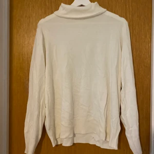 Vit polo tröja  - Vit polo från hm, använd fåtal gånger 