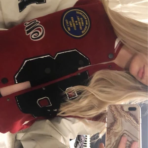 college varsity jacka!! - Helt ny jacka som jag precis köpt men säljer då den tyvärr va lite stor på mig. Alltså är den aldrig använd. Storleken är S i herrstorlek och sitter oversized på mig som brukar ha xs/s. Om det är många som är intresserade startar jag en budgivning ☺️💓