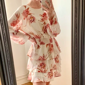 Blommig klänning - Förra årets populära klänning från GinaTricot. Storleken är 42 men passar även mig med storlek 36 eftersom den är väldigt stretchig. Både fin till vardags och fest. Använd fåtal gånger. Köparen står för frakt