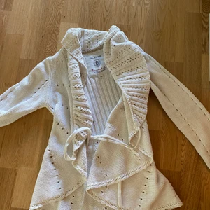 Stickad vit kofta  - Superfin vit stickad kofta med knytning i midjan. Jättebra skick, köptes för 500kr. 