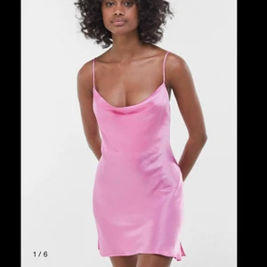 Helt ny rosa satinklänning från bershka - Ny klänning från bershka, prislapp kvar. Jättefin men tyvärr lite liten för mig. Är 165 cm🥰 färgen är mer som på modellen