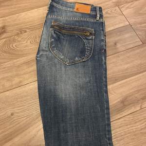 Jeans från H&M i strl 170. Är använda några gånger men är i fint skick. 