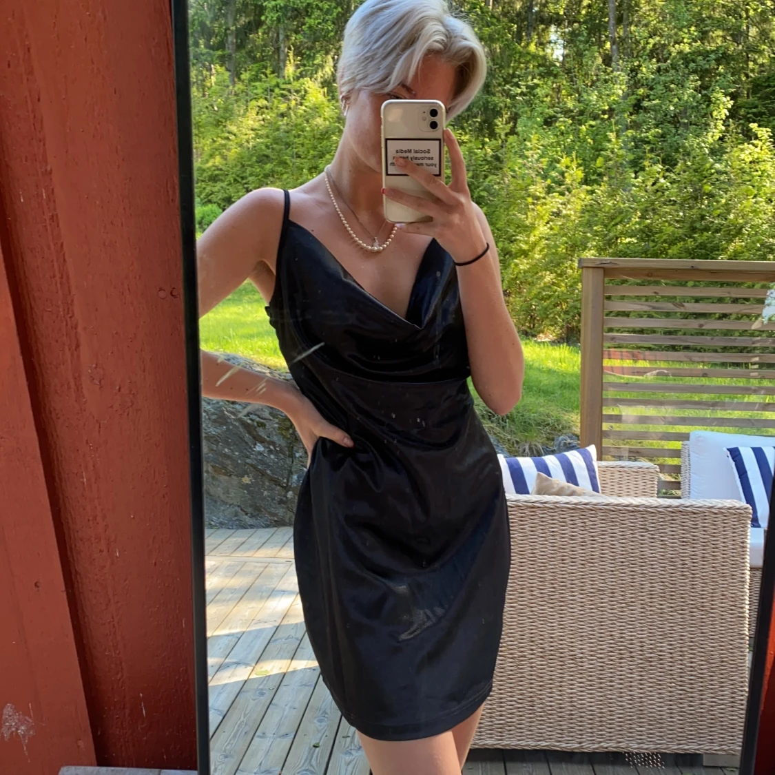 Svart kortklänning i siden