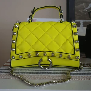 Liten väska från Zara  - Neongul väska med handtag och axelrem (kedja). Helt ny, aldrig använd. Säljs för att den inte riktigt är min stil. Ordinariepris 299kr. 