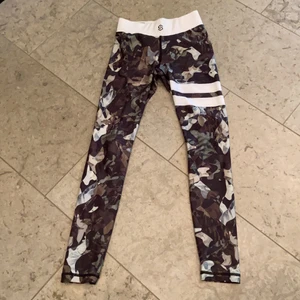 Stronger tagits  - Ett par helt oanvända stronger tagits som är skitsnygga. De är slutsålda på hemsidan och säljs inte längre buda från 300❤️❤️ Superstrechiga!! Köpta för 899kr❤️