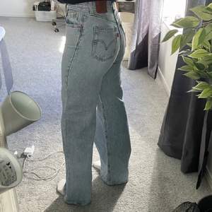 Säljer nu dessa Levis jeans då dom inte passade mig, väldigt fina och i mycket bra skick!✨ säljer för 300kr eller högsta bud✨ Sitter bra på nån som är runt 176cm✨