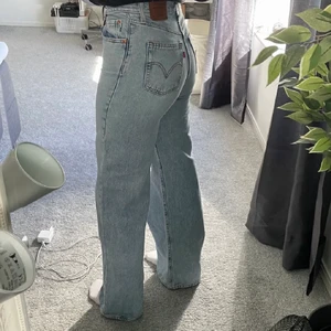 Levi’s jeans - Säljer nu dessa Levis jeans då dom inte passade mig, väldigt fina och i mycket bra skick!✨ säljer för 300kr eller högsta bud✨ Sitter bra på nån som är runt 176cm✨