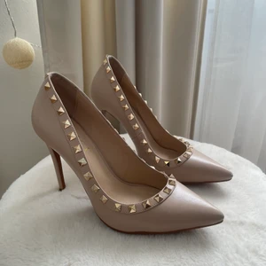 Klackar - Använda på ett bröllop en gång! Väldigt fina begie klickar som är sköna att gå i. Köpt för 1000kr