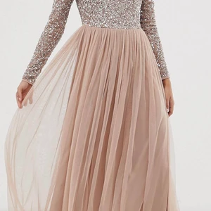 Balklänning/brudtärneklänning - Säljer min balklänning som är köpt från asos, använd under endast ett par tim! Fina detaljer och fint skick jag önskar jag kunde ha på mig den en gång till under en bal 🥺✨ sitter jätte skönt inget man blir störd av under natten, storlek 40 men passar 38. Förvarad i skydd för klänningar!