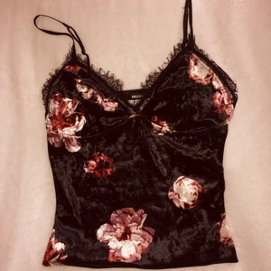 Blommig Topp/Linne - Topp/Linne från bikbok. Blommig med spets på kanterna