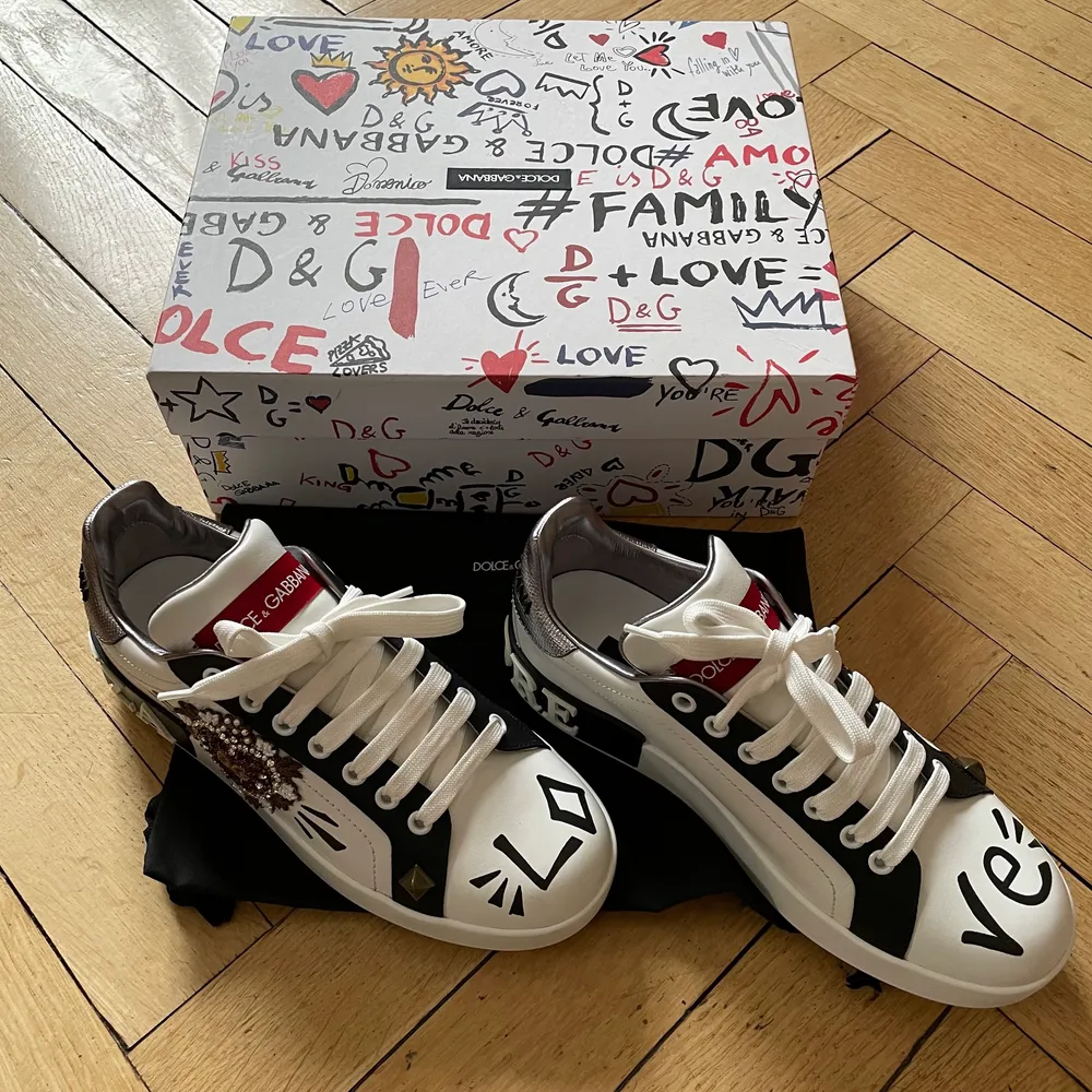 Jättecoola och oanvända Dolce & Gabbana sneakers i storlek 38. Köpta för cirka 600 €. . Skor.
