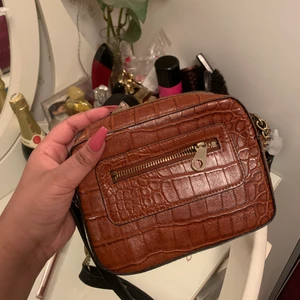 Brun väska - Säljer den a bruna axelväska som kommer med ett långt band! Använd sparsamt och är i bra skick❤️