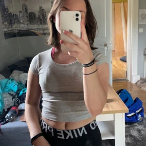 croppad topp - säljer min gråa croppade topp eftersom den är för liten. väldigt fin och i bra skick! köparen står för frakten<3