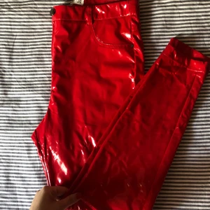 Red Vinyl byxor🍒 - Fin Röd Vinyl Byxor ❤️ alldrig använda ❤️ 