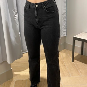 Svarta jeans - Straight jeans i st 40 men känns som st 38. Köparen står för frakten
