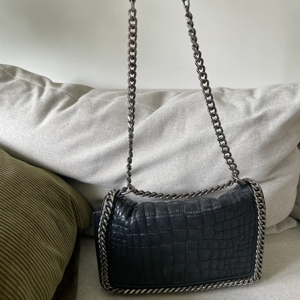 Supersnygg handväska från Zara, rymlig med två fack. Sparsamt använd. 🤩. Väskor.