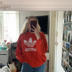 Orange adidas hoodie med tryck, storlek M - Orange adidas Hoodie med vitt tryck , storlek M, bra skick, pris: 150kr inklusive frakt