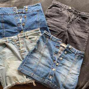 4 stycken superfina jeanskjolar (kan köpas flera eller separat) 💕 50 kr styck   Kjolen längst upp till vänster: jeansblå kjol med knappar hela vägen, från bikbok storlek xs🧚🏼‍♀️🧚🏼‍♀️  Kjolen längst ner till vänster: ljusblå kjol från Pull & Bear, köptes i Budapest för ett tag sen. Ganska flitigt använd. Står strl: M men skulle snarare säga S 💅🏻💅🏻  Kjolen längst upp till höger: Svart kjol från NaKd i storlek 36 Med slitningar nertill! Superfin och ganska stretchig💃🏼💃🏼  Kjolen längst ner till höger: Blåkjol från Gina i storlek 36 (xs-s). Kjolen har knappar hela vägen ner. Köpt för ganska längesen men inga slitningar👠👠 