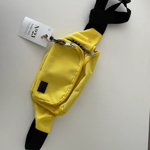 Gul magväska(: - En häftig ”magväska”. Nyskick och aldirg använd. Lappen sitter kvar och allt! Går att ha runt midjan men även på överkroppen. Justerbart band och två fack(: 