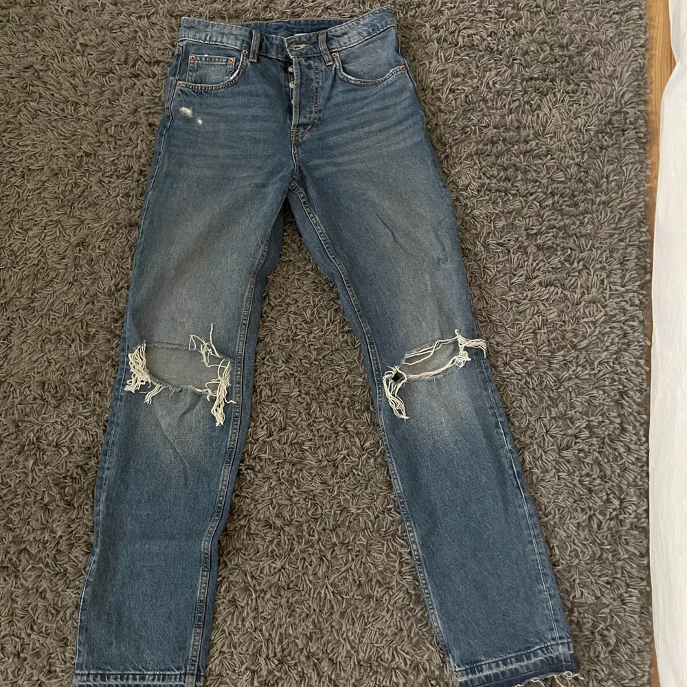 Ett par raka jeans med hål från h&m💞 jätte fint skick o går ner till skorna✨✨. Jeans & Byxor.