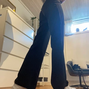 utsvängda kostymbyxor  - Långa, randiga, utsvängda kostymbyxor! Perfekta för mig som är 175cm! 💘