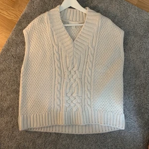 Stickad väst - Fin stickad väst från hm, strl M och är lite overzied i modellen. Säljer pga kommer tyvärr inte till så mycket använing därav jättebra skick ❤️ frakt står köparen för🚚