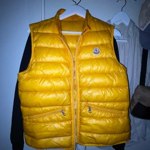 Moncler gui väst - Fint skick(8/10) inga hål eller liknande. Storlek 1 (xs/s). Skriv till mig för fler bilder eller andra frågor.