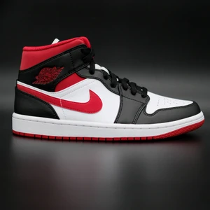 Jordan1  mid gym red  - Säljer ett par Jordan 1 mid gym red! Skorna är helt nya och kommer precis som från butik😊 självklart äkta! Storleken är eu 40!