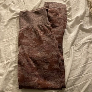 Gymshark - Super fina tights från gymshark som endast är använda ett fåtal gånger. Jag gjorde en garderobsränsning och insåg att det är bättre att någon annan får användning för dem! De är slutsålda på hemsidan!  Ny pris 750