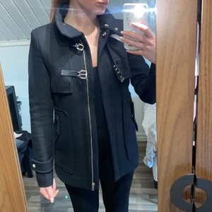 Kappa - Svart kappa med gulddetaljer 