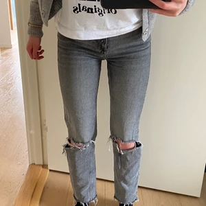 Går jeans - Populära gråna jeans med hål så fina o i jättebra skick, storlek 34