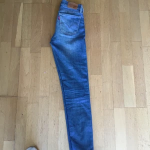 Åkt levis jeans  - I  bra skick och fargen är mork blå inte som på bilder. Passar 28-29.sitter teight