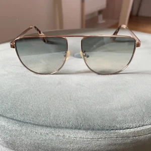 Alexander mqueen  - Säljer dessa fina solglasögon 🕶 från Alexander mqueen väldigt fin skick använt tre gånger inköpta förra året från synsam så klart äkta .. man får låda och fodral och allt till. Pris 500 köparen står för frakt om det ska skickas .. 