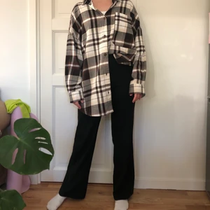 Oversized skjorta - Oanvänd oversized flanellskjorta från Monki, strl S. 