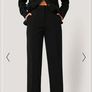 Raka kostymbyxor med slits  - Näst intill helt oanvända kostymbyxor med slits bak!💕 storlek 34 men passar även en 36 då dem är rätt stora i storleken! Har ett par exakta likadana i beige!❤️ oanvända!