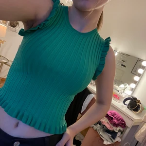 Topp - Säljer denna gröna toppen ifrån zara, har en liknande så därför säljer jag denna💕skriv vid frågor!:)
