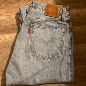 Levi 501 - Sparsamt använda! Stl 26/30