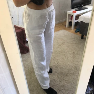 Linnebyxor - Säljer dessa helt nya linnebyxor från ginatricot i storleken 36. Sitter jättebra och är vida i benen🤍