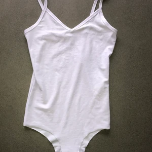 Body - Body i lila färg som är i  ”baddräkts material”. Aldrig använd. Storlek xs.