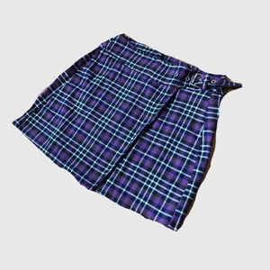 Rutig kjol från Bershka - Högmidjad mini skirt från Bershka. Storlek S men skulle säga att den är åt det mindre hållet och skulle också passa en XS.