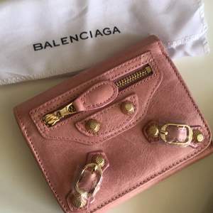 Puderrosa plånbok - Balenciaga!🌸🥂 aldrig använd så i nytt skick! Tillhörande dust bag medföljer🌟