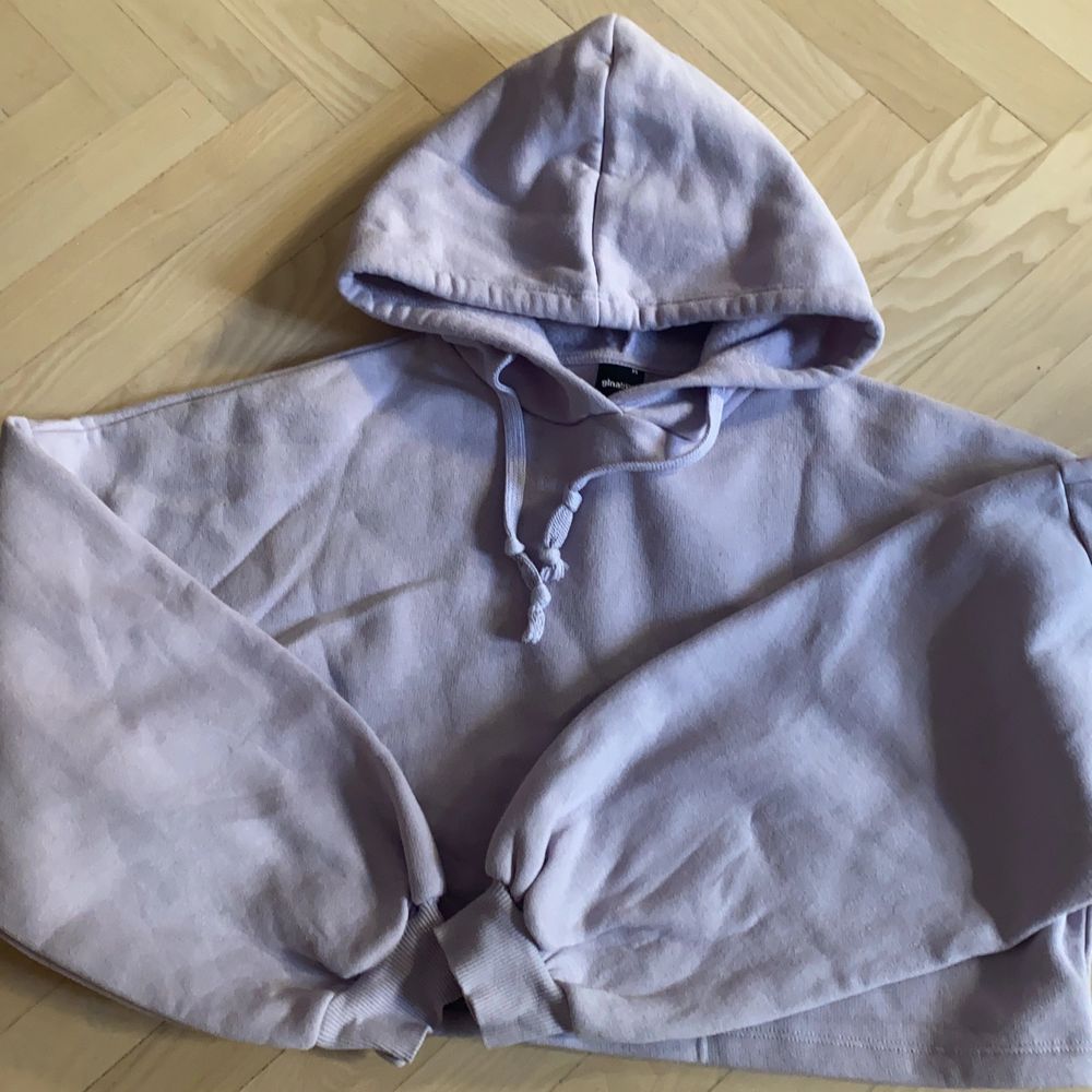 En jättefin pastell lila kort hoodie från Ginatricot. andvänd en gång då den inte passade💗 köpare står för frakt. Huvtröjor & Träningströjor.