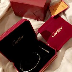 Cartier armband AAA kopia med skruv, certifikat, ask o påse. 450 med box 400 utan