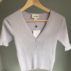 Topp/kofta från Monki - Supersöt topp/kofta från Monki med blomknappar. Den är oanvänd, endast prövad och helt ny. 